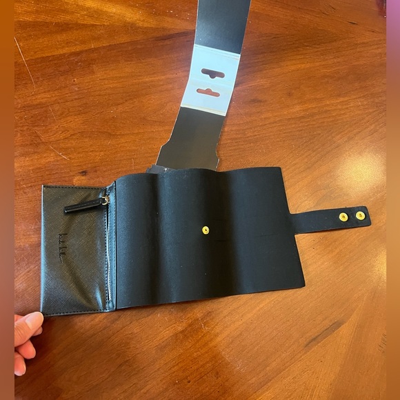 Nicole Miller Black Case Folio for ear buds, cables and tech accessories New - Picture 2 of 3
